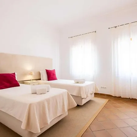 Fairway Apartment *